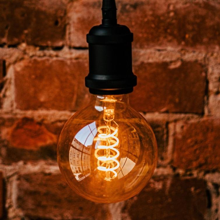 LED-lamppu filamentti E27 G95 4W 230V 2000K 250lm SF kulta Forever Light