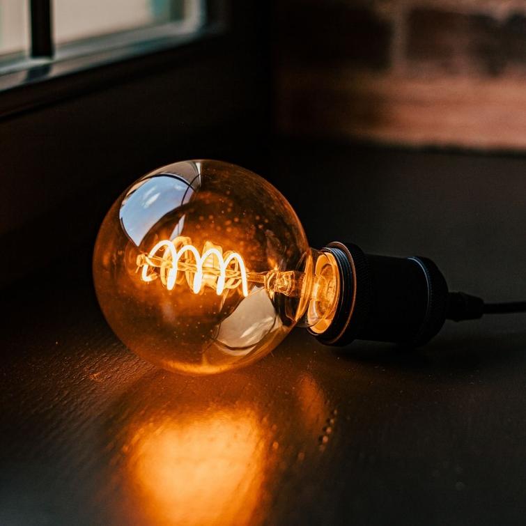 LED-lamppu filamentti E27 G95 4W 230V 2000K 250lm SF savunharmaa Forever Light