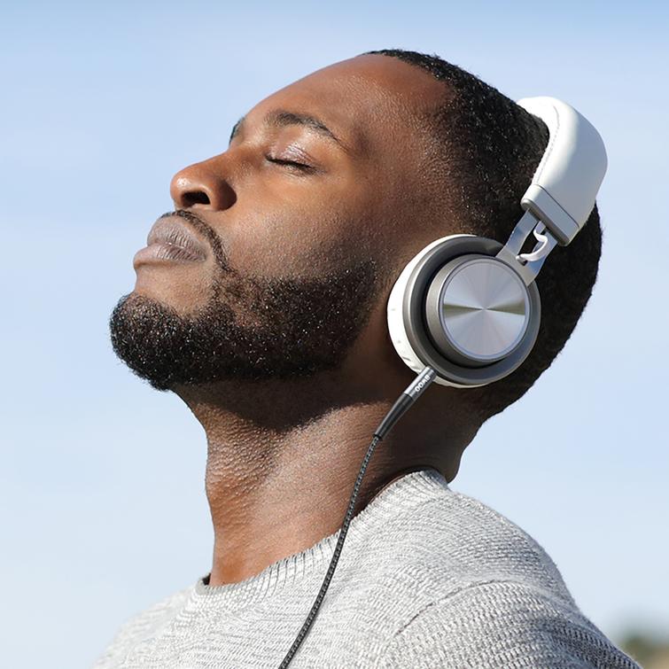 BWOO-kaapeli AUX 3,5 mm - 3,5 mm nailonpunottu + alumiiniseoskuori BO-AUX064 musta