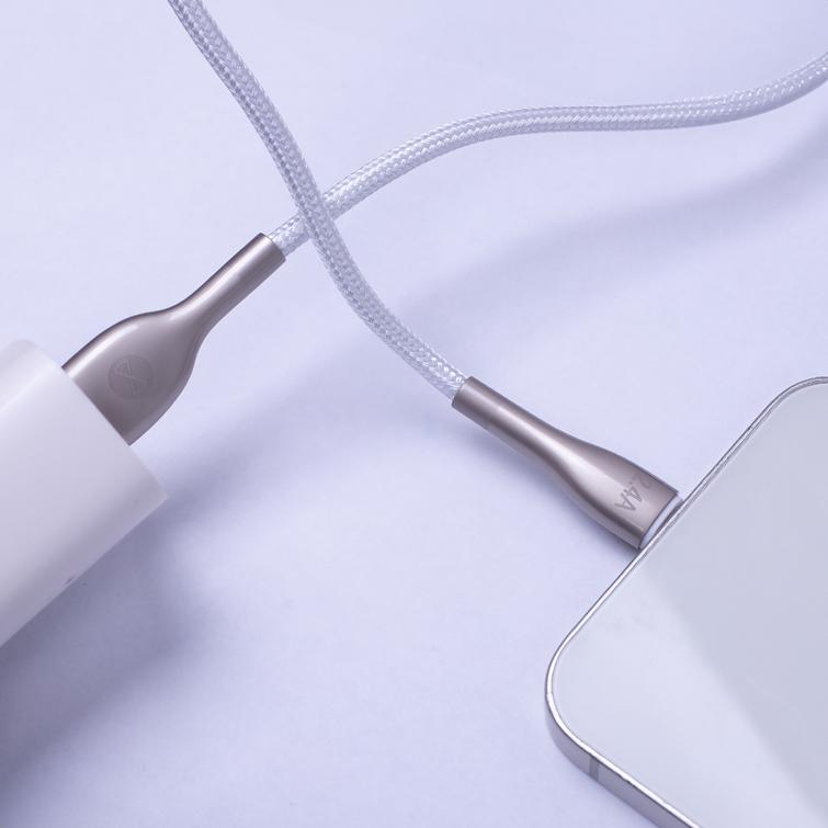 Forever Sleek USB-kaapeli - Lightning 1,0 m 2.4A valkoinen