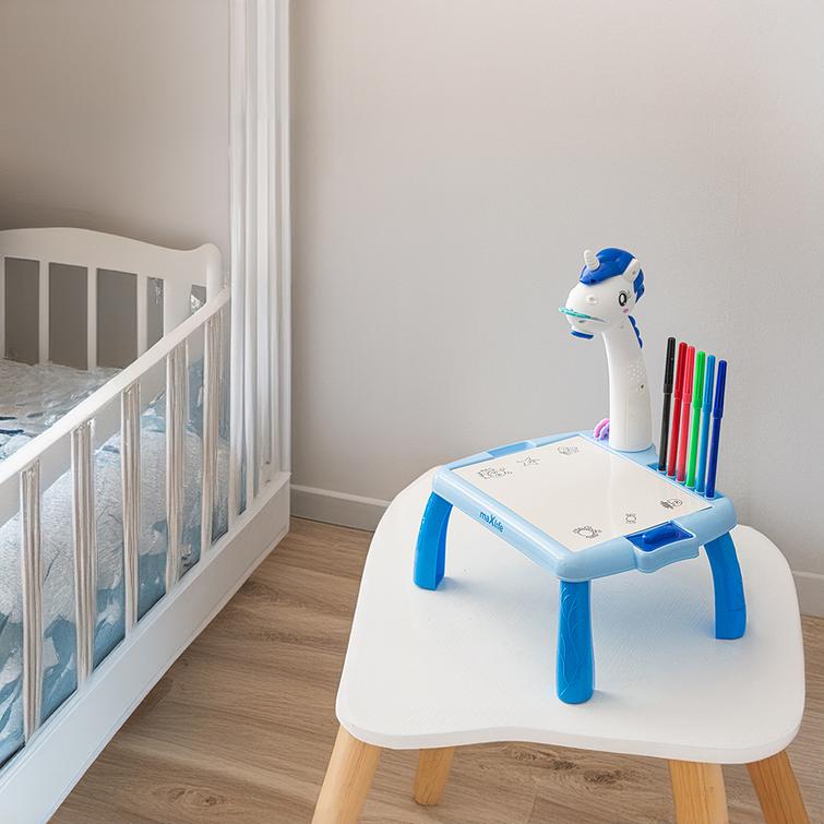 Maxlife-projektori piirustuspöydällä MXDP-200 sininen