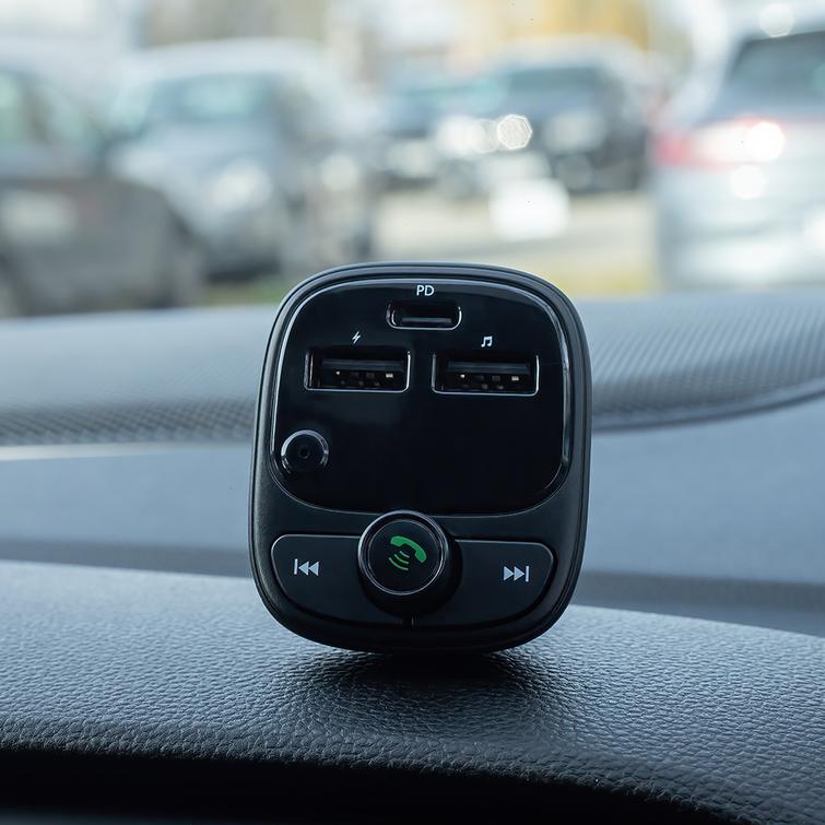 Forever FM transmitter BT 2 x USB-A 1 x USB-C PD 30W TR-370 black