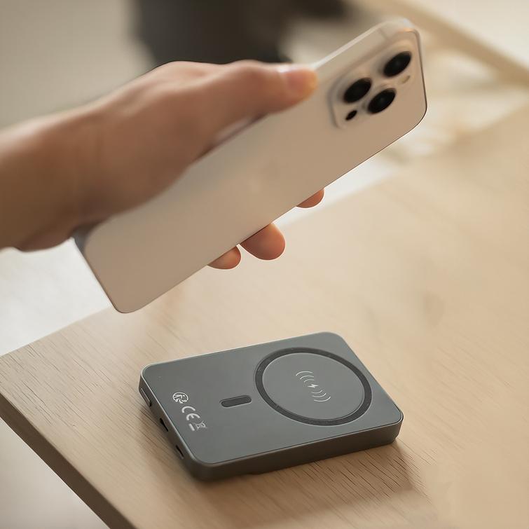 Forever langaton varavirtalähde MATB-200 20W PD 5000 mAh magneettinen musta