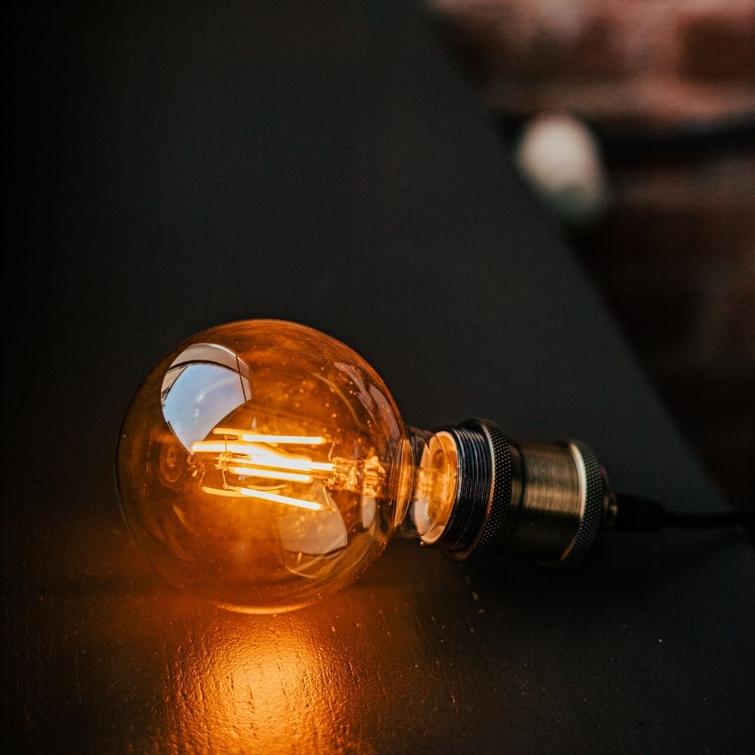 LED-lamppu filamentti E27 G95 4W 230V 2000K 400lm COG savunharmaa Forever Light