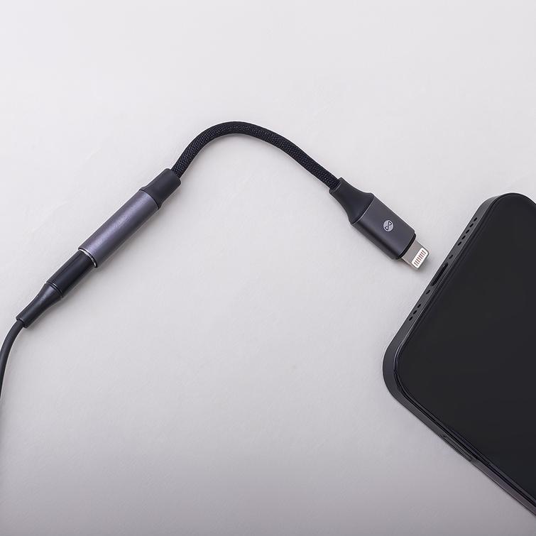 Forever-sovitin &auml;&auml;nikaapelille AJL-01, 3,5 mm jakki - Lightning musta