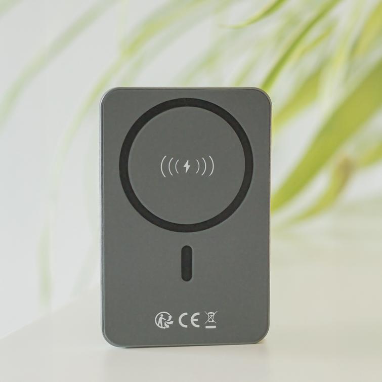 Forever langaton varavirtalähde MATB-200 20W PD 5000 mAh magneettinen musta