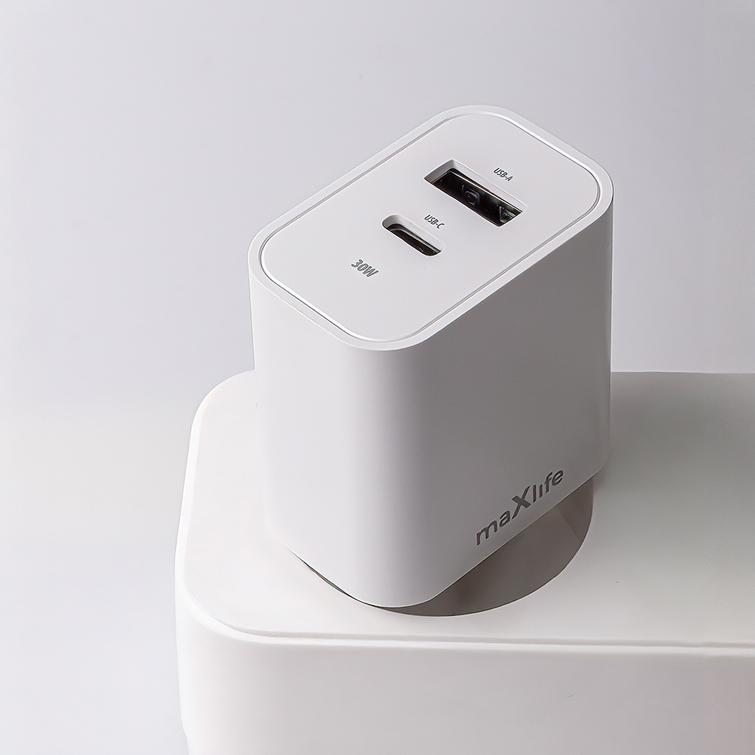 Maxlife MXTC-06-30AC PD QC laturi 1x USB-C 1x USB 30W valkoinen + USB-C - USB-C kaapeli 60W